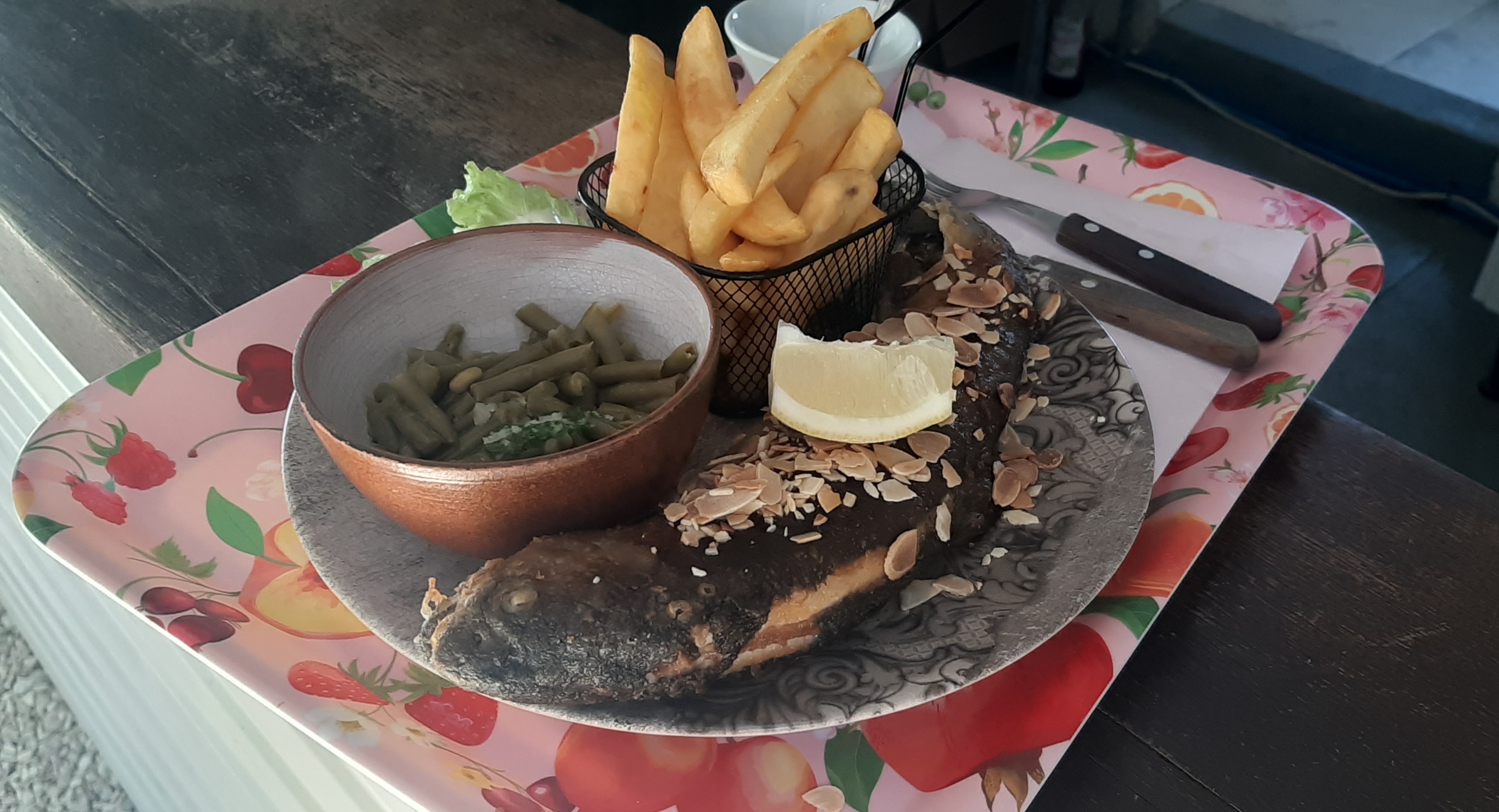 Photo de l'assiette contenant une salade une paniette de frites un bol de Haricots vert et une Truite aux Amandes